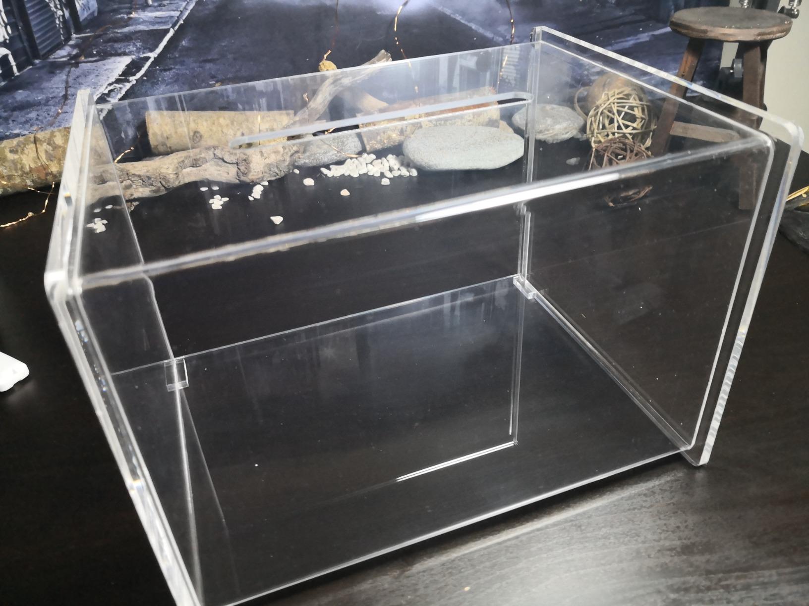 Spendenbox mit Durchblick